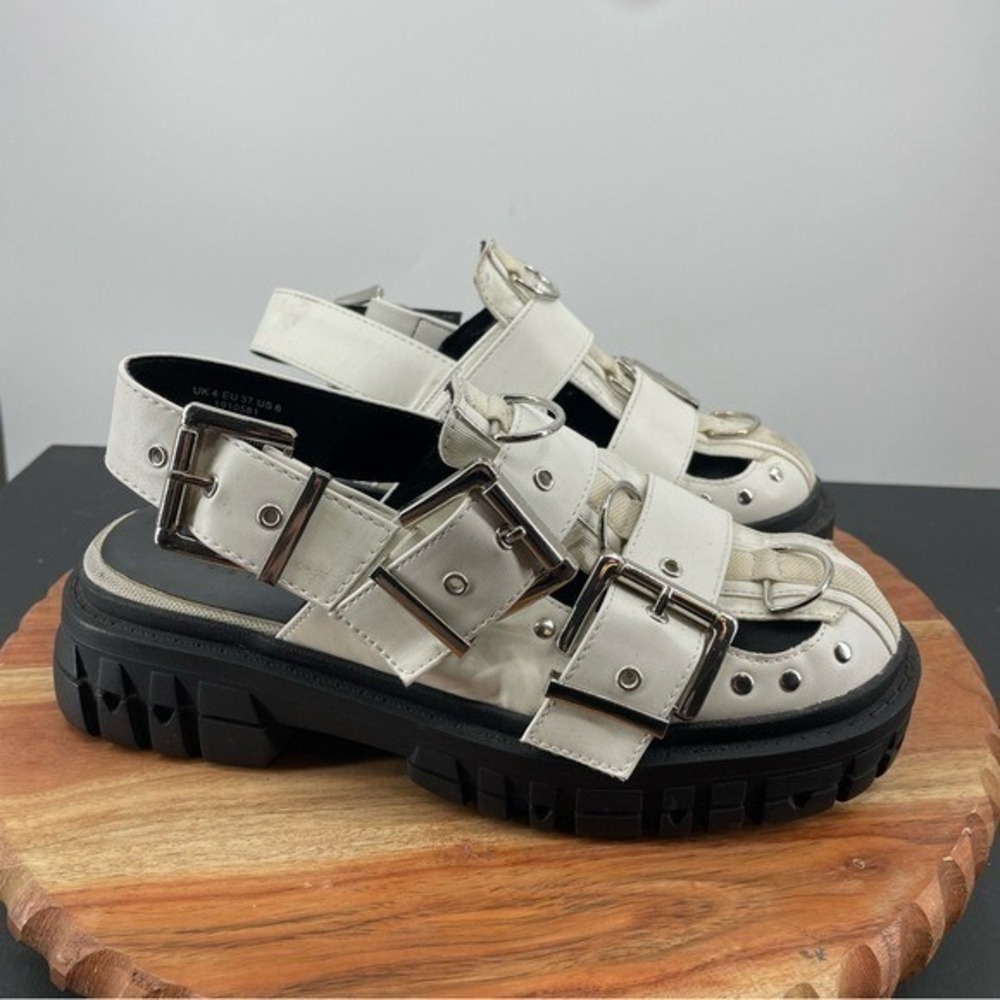 ASOS DESIGN Mako chunky fisherman shoe with buckle detail in white US 6